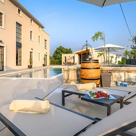 Вилла Luxury Madora With Pool In Porec, Istria
